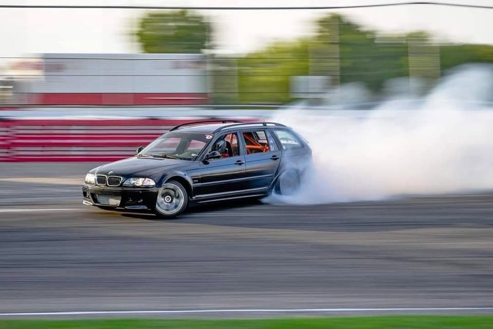 2000 BMW 323iT wagon drift taxi